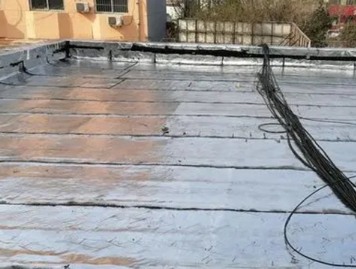 东乌珠穆沁卫生间漏水维修公司分享下东乌珠穆沁屋面楼顶防水刚性防水层施工要点。